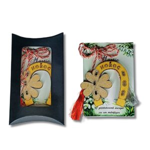 Martisor decorativ din lemn- auriu- ''Noroc la purtator''